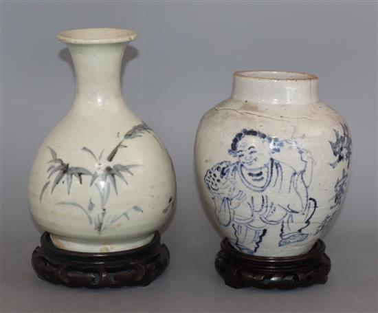 A Chinese Swatow blue and white bottle vase, late Ming and a Chinese blue and white jar tallest 18.5cm